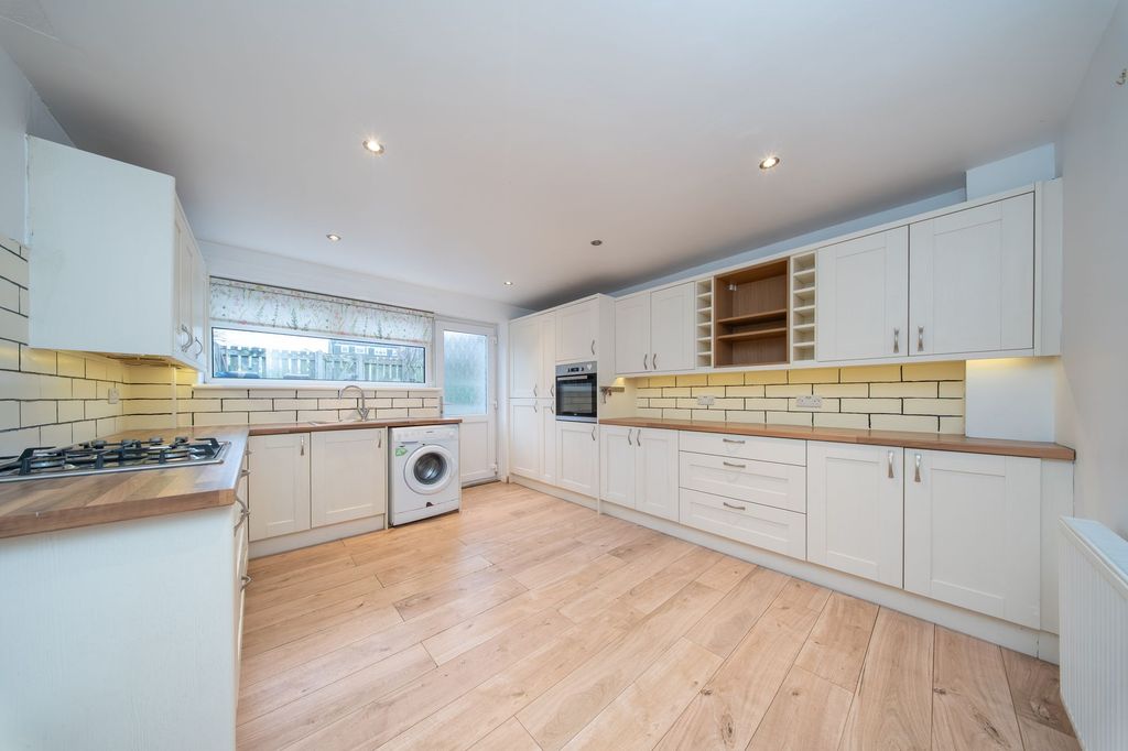 Property photo 3 of 30 Kitchen