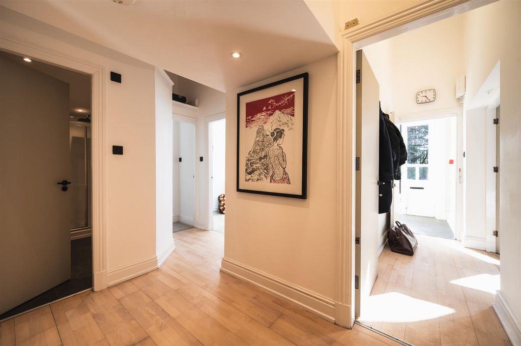 Property photo 3 of 26 Entrance Hallway