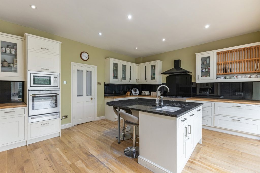 Property photo 3 of 28 108135_72 Herne H...