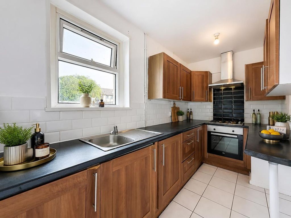 Property photo 3 of 10 Kitchen