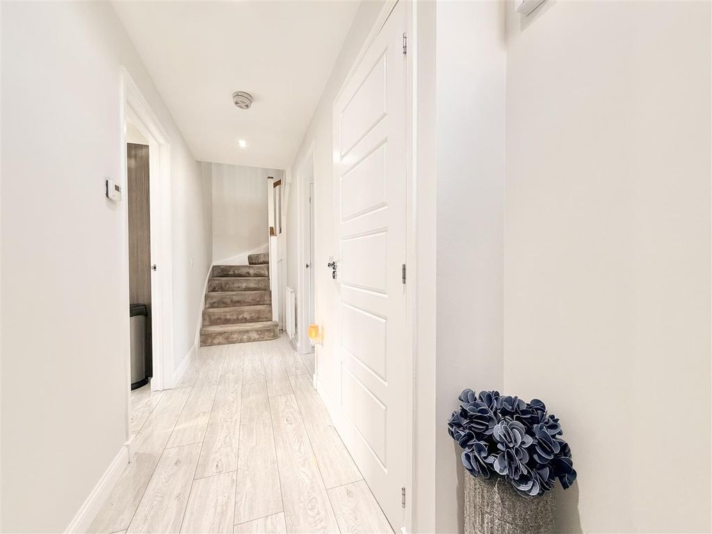 Property photo 2 of 18 Hallway