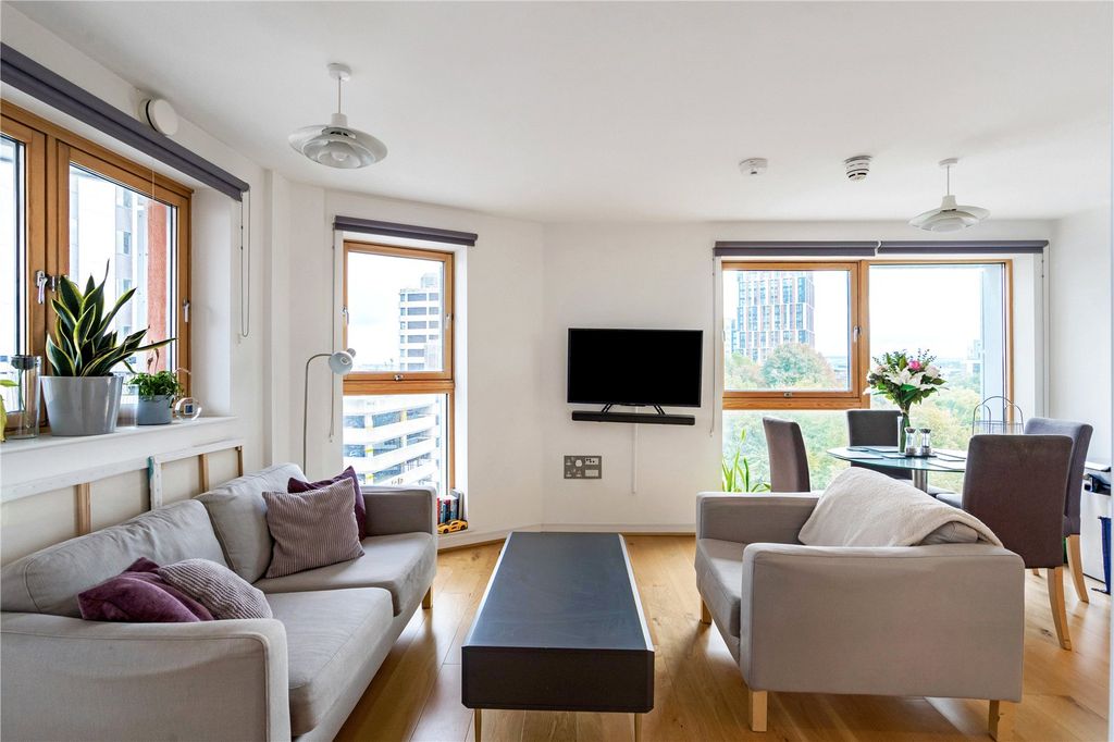 Property photo 3 of 9 Sitting Area