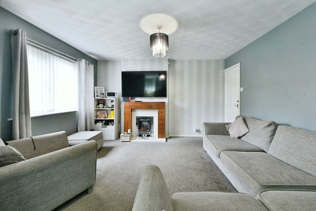 Property photo 2 of 16 Lounge