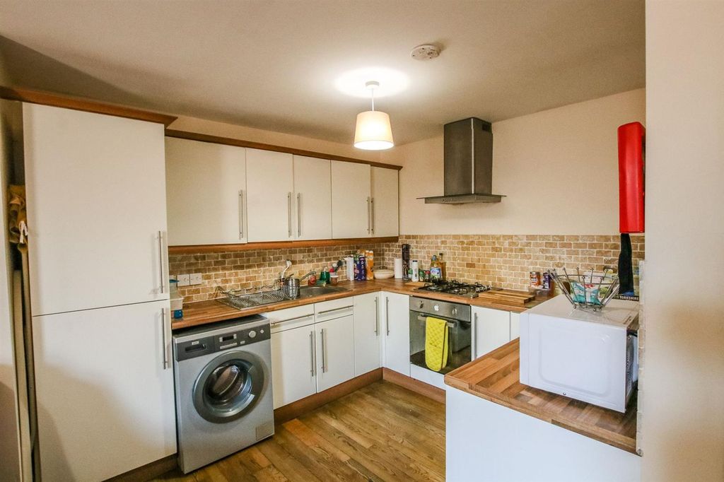 Property photo 2 of 8 Kitchen