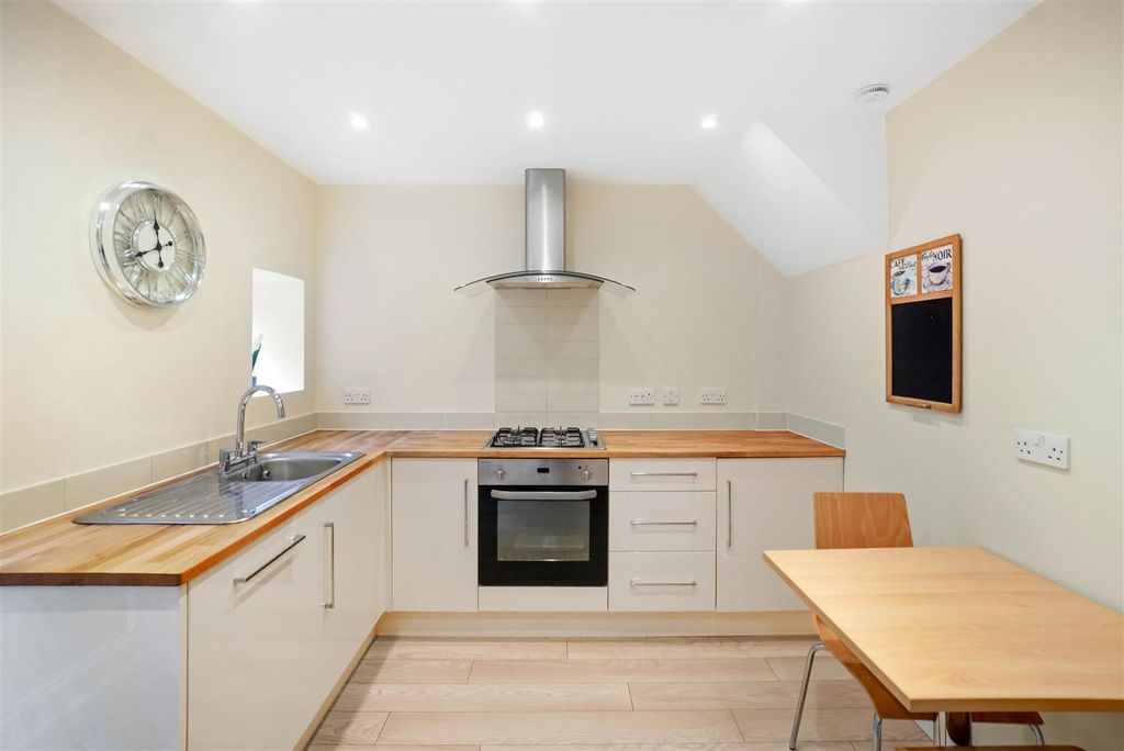 Property photo 2 of 11 Kitchen