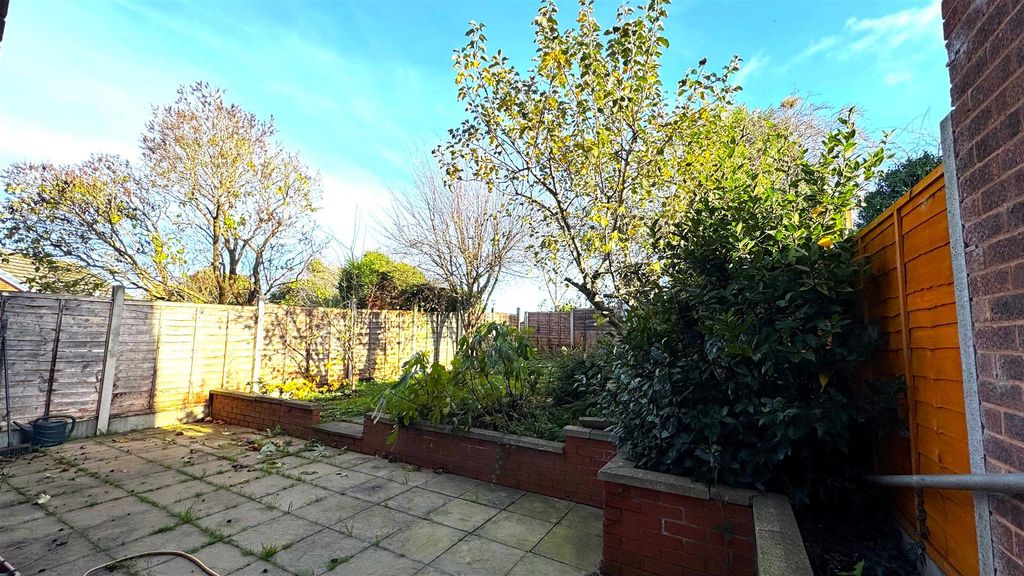 Property photo 3 of 12 Garden (1).Jpg