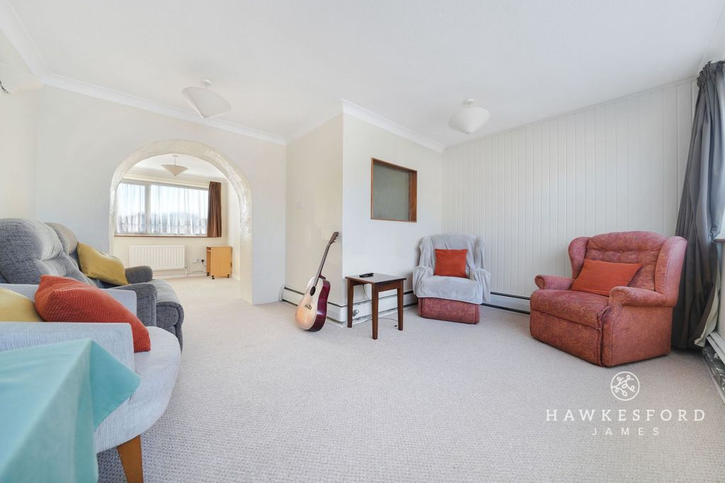 Property photo 2 of 10 100 Millfield, Sittingbourne - Lounge