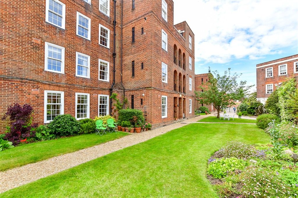Property photo 2 of 13 Communal Gardens