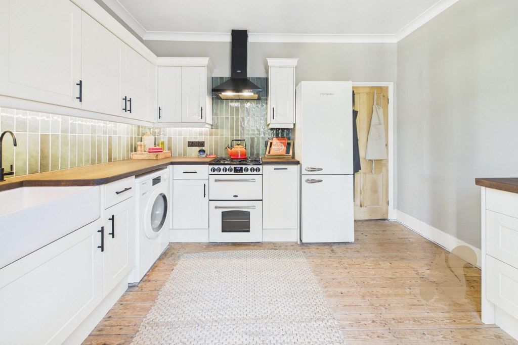 Property photo 3 of 21 Kitchen