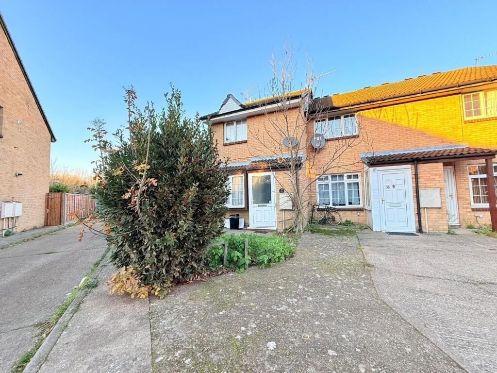 Property photo 1 of 13 2 Bed Flat To Rent Richards Way, Slough Sl1