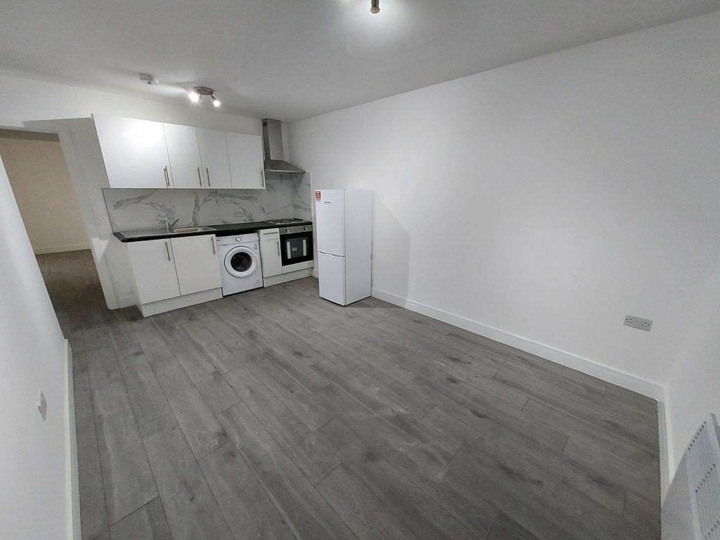 Property photo 1 of 6 Recently Refurbished, One Bedroom Ground Floor Flat In Tottenham