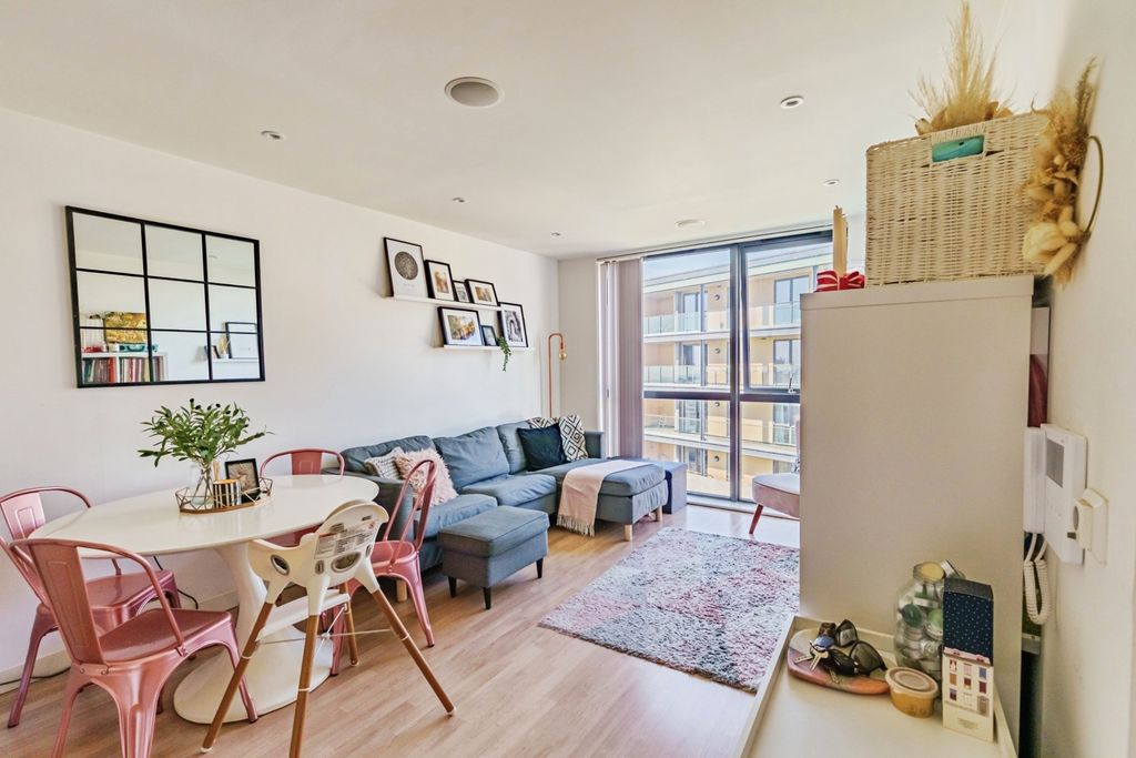 Property photo 2 of 21 Living Sapce