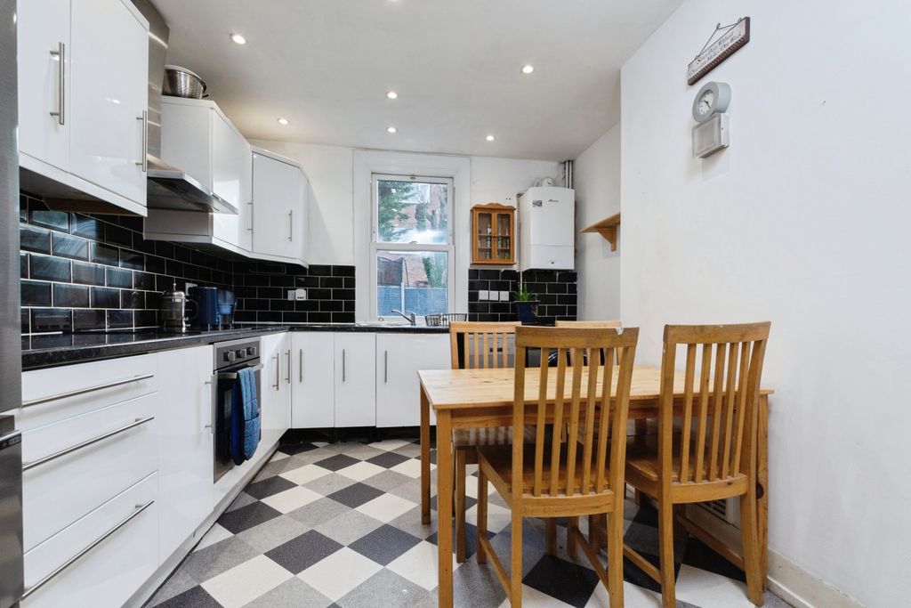 Property photo 2 of 18 Kitchen