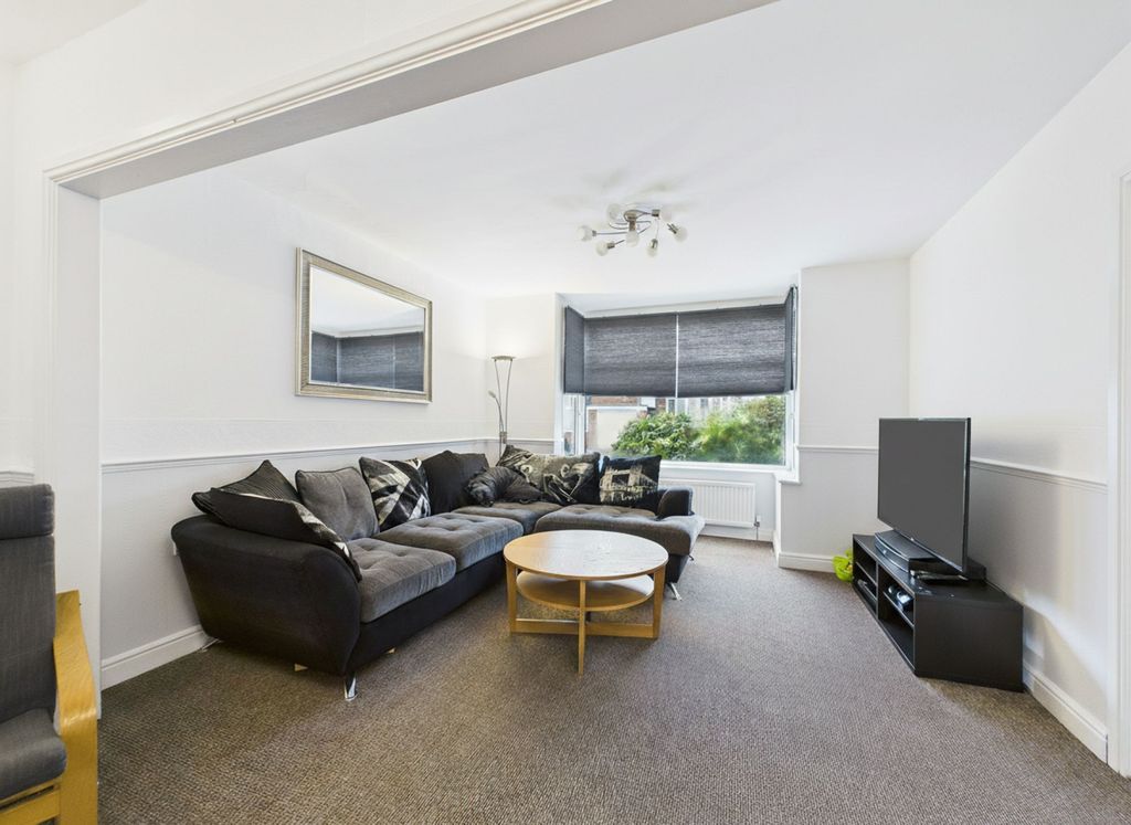 Property photo 3 of 21 Lounge