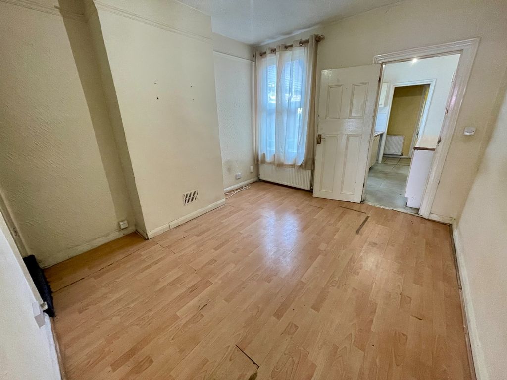 Property photo 3 of 10 4187494