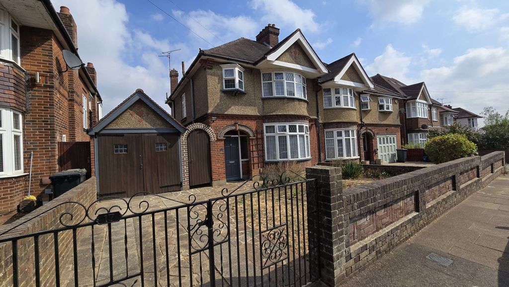 Property photo 1 of 14 Beautiful Large 3 Bedroom Semi With Garage On Whitehill Avenue, Luton Lu1 - Available Now