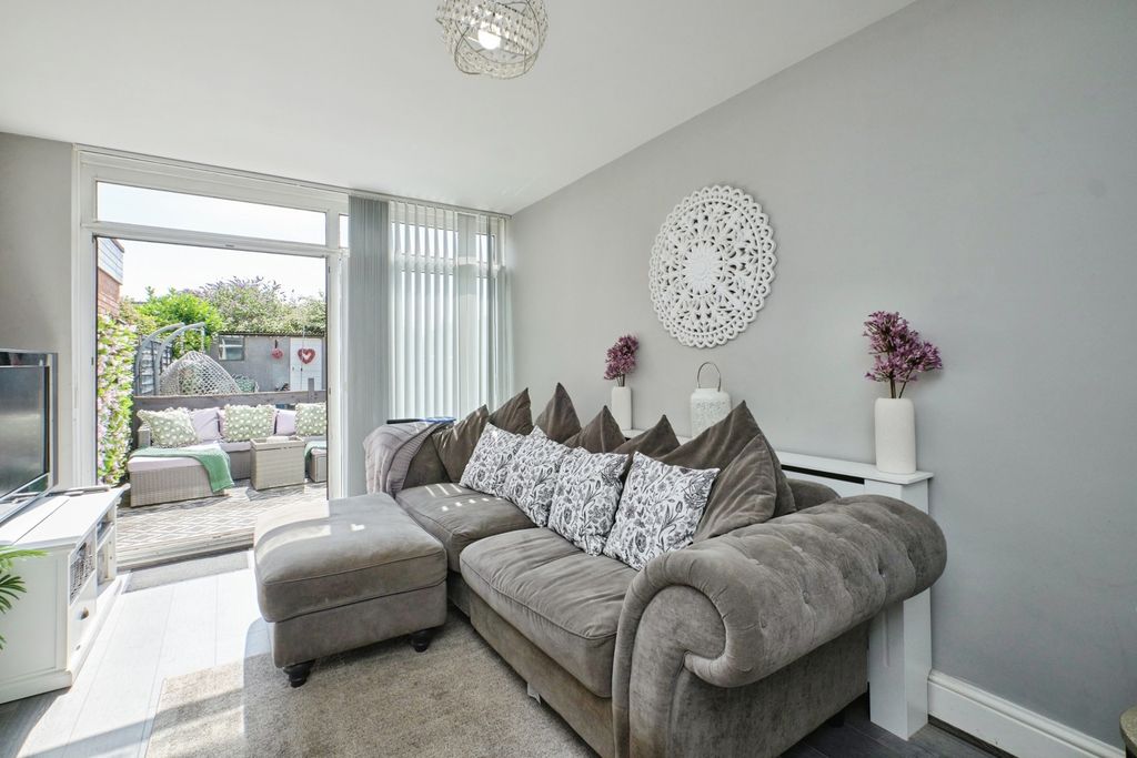 Property photo 3 of 28 Pbox-Img.Jpg