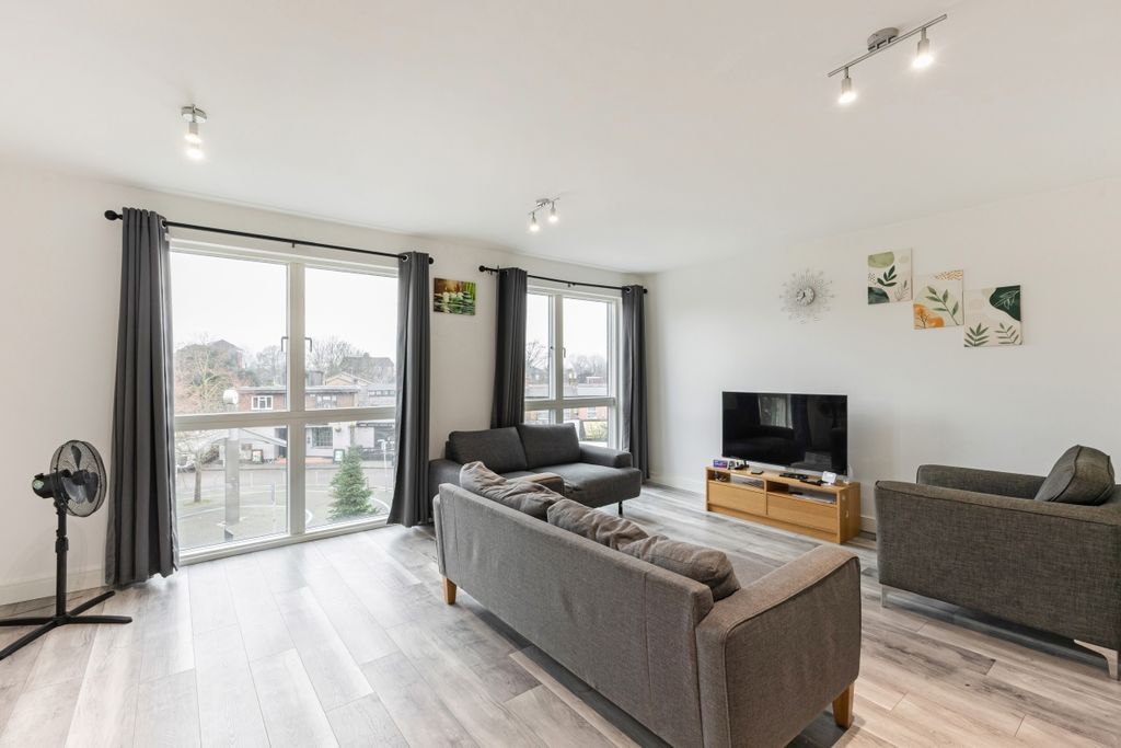 Property photo 2 of 8 102143_Flat 3 Cen...