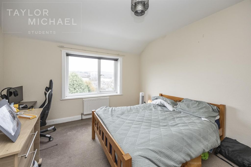 Property photo 3 of 9 Bedroom