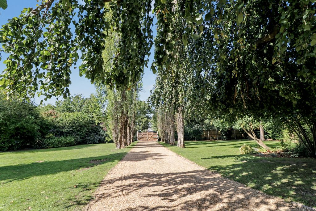 Property photo 3 of 27 Driveway