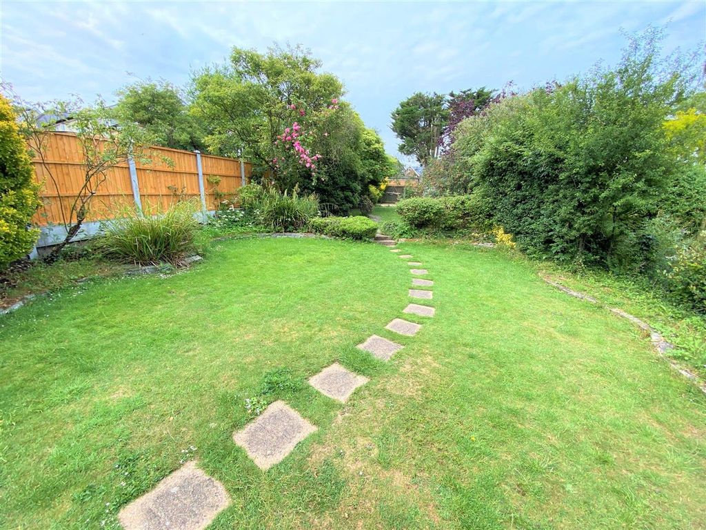Property photo 2 of 7 Whitehall Close Ig7