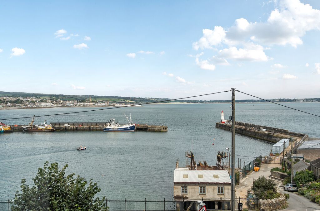 Property photo 2 of 17 1328181-14-6880Fc...