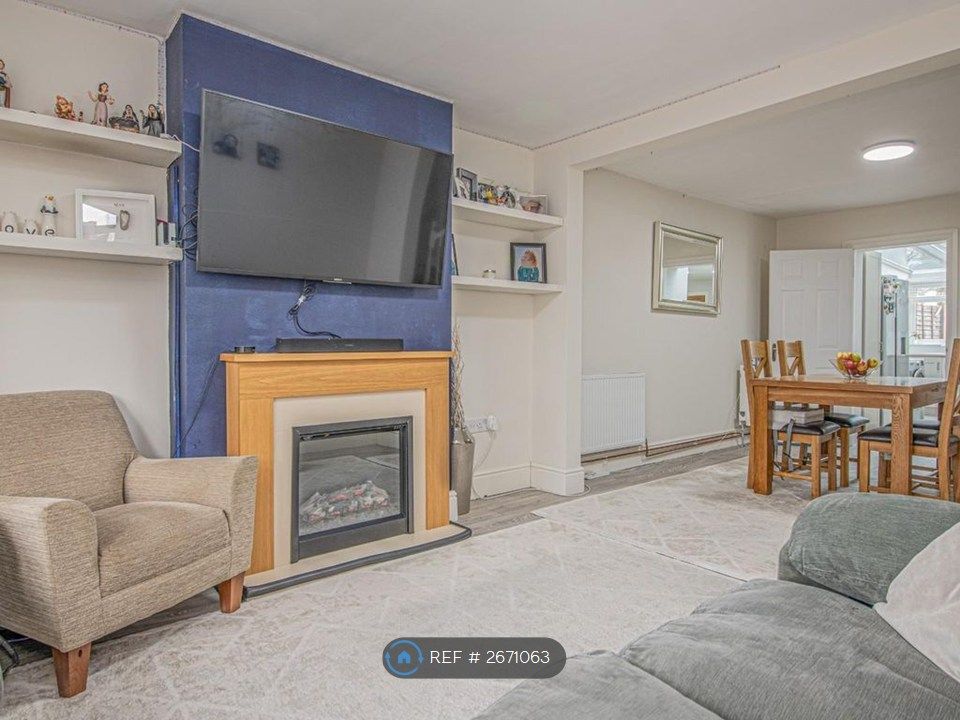 Property photo 3 of 16 Lounge