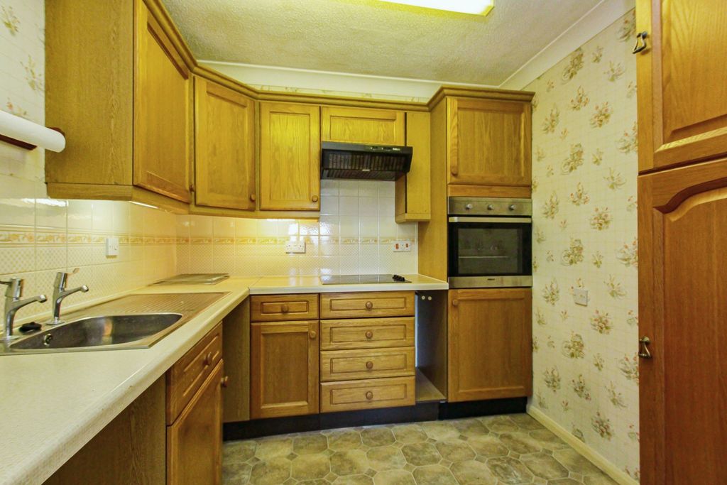 Property photo 3 of 10 Kitchen