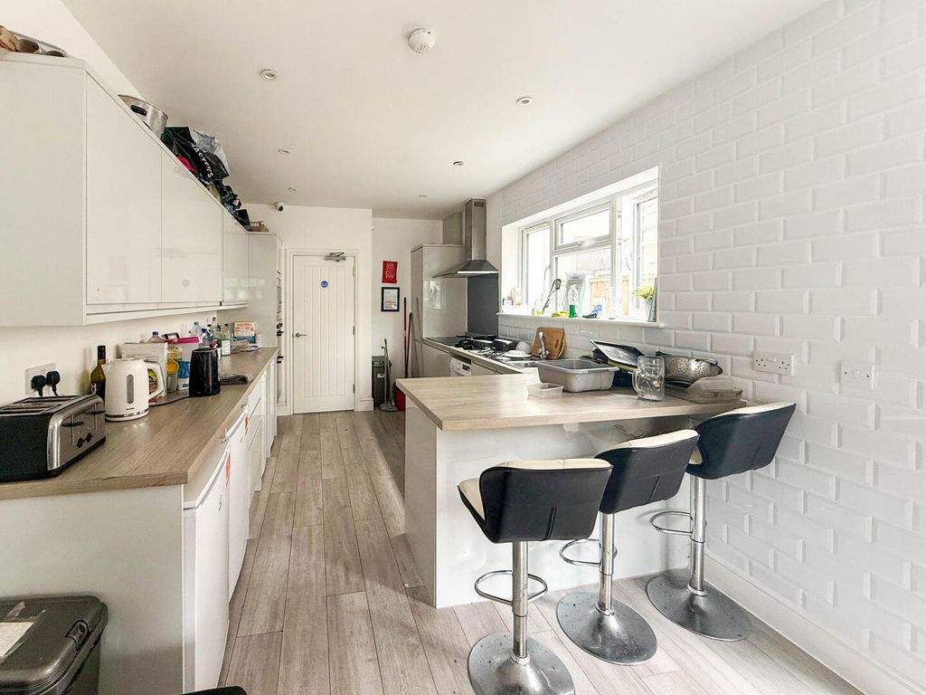 Property photo 2 of 11 Kitchen
