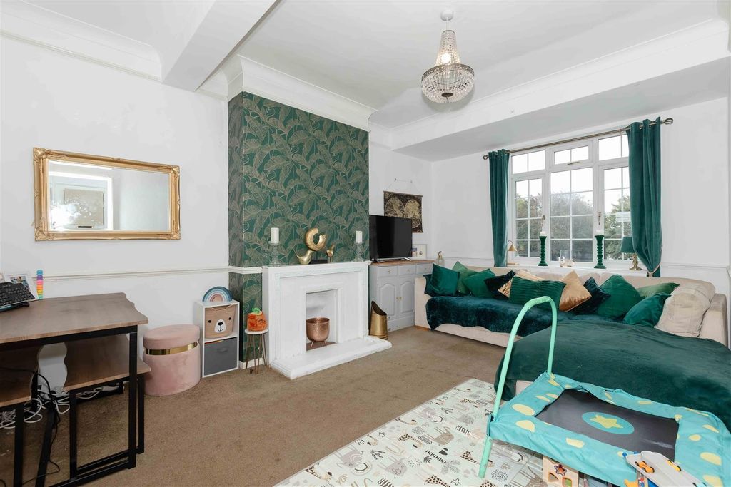 Property photo 2 of 9 Strand Parade_5.Jpg