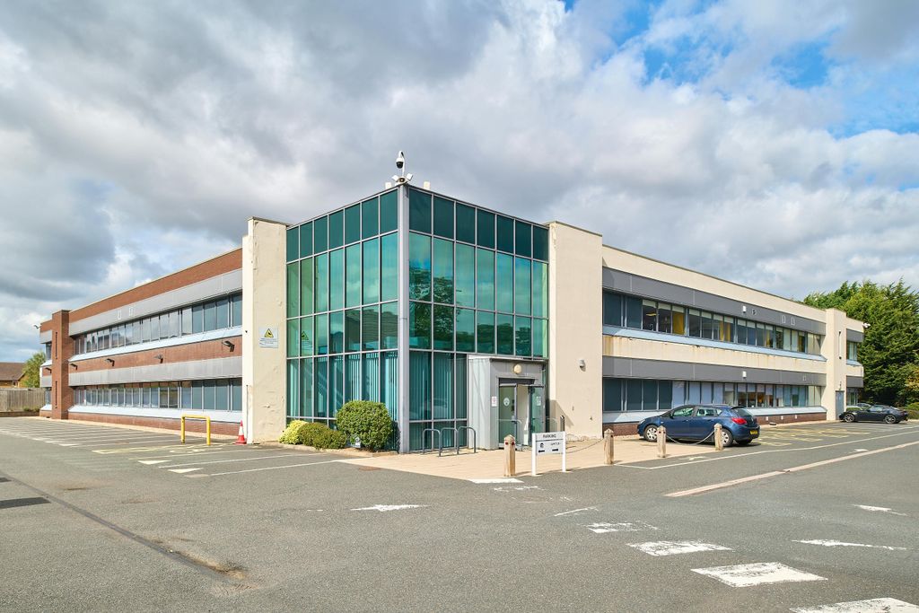 Property photo 1 of 11 Dsc_3153_250916_Bar_Binley Court_Hi Res.Jpg
