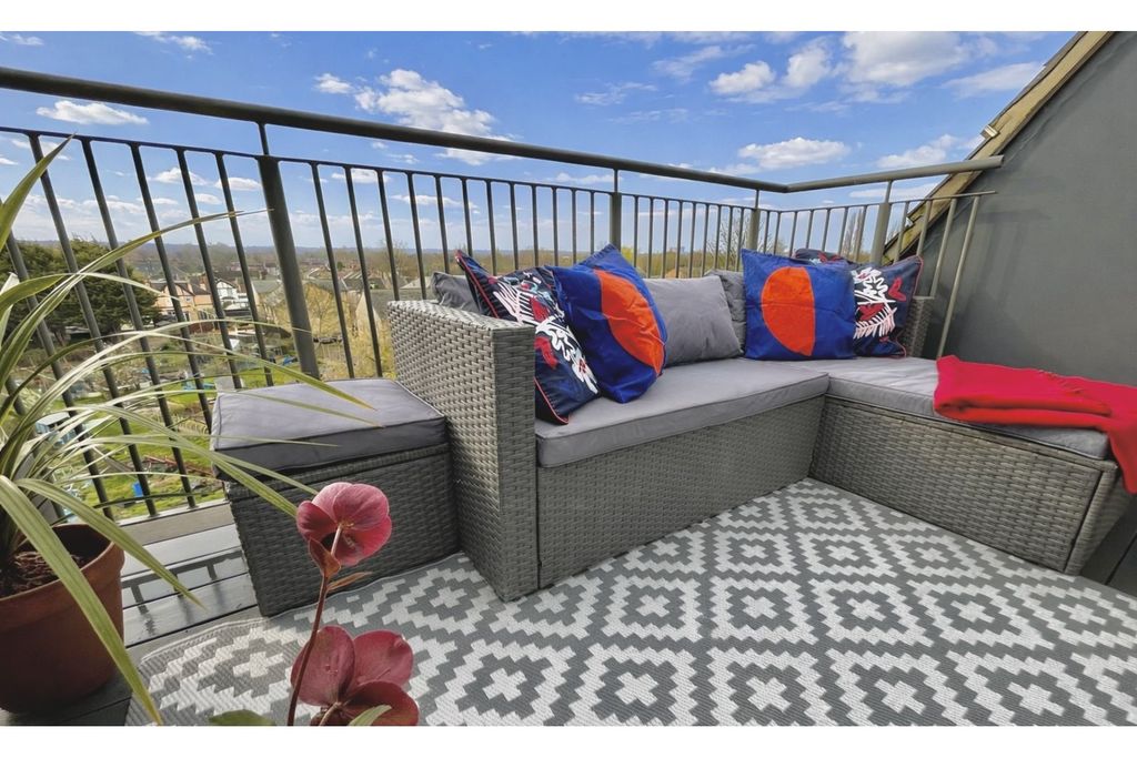 Property photo 2 of 17 Balcony