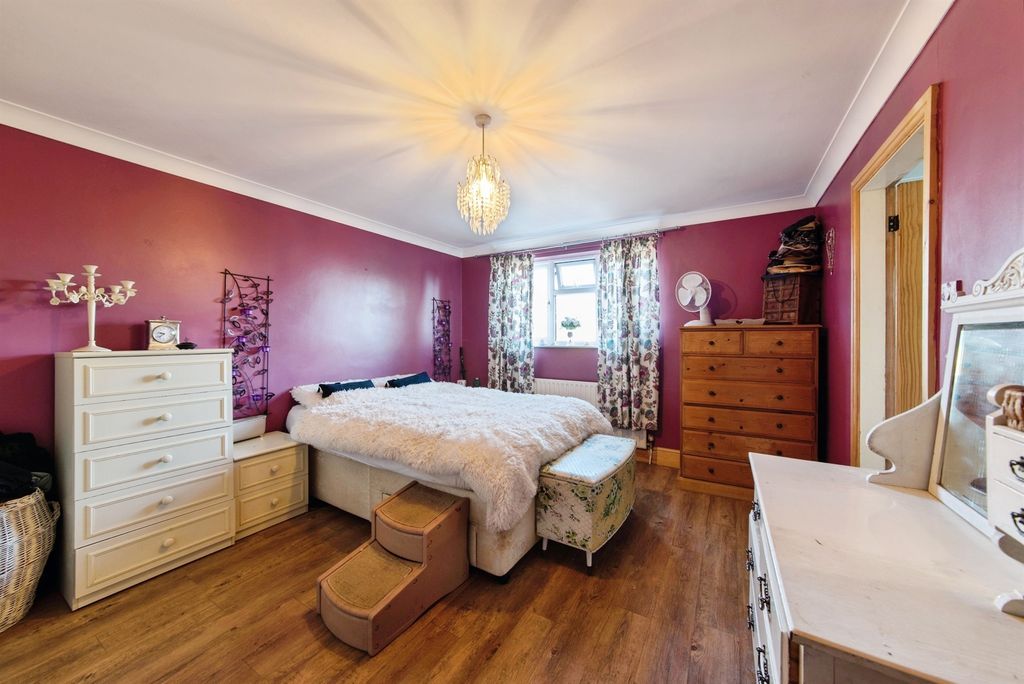 Property photo 3 of 27
