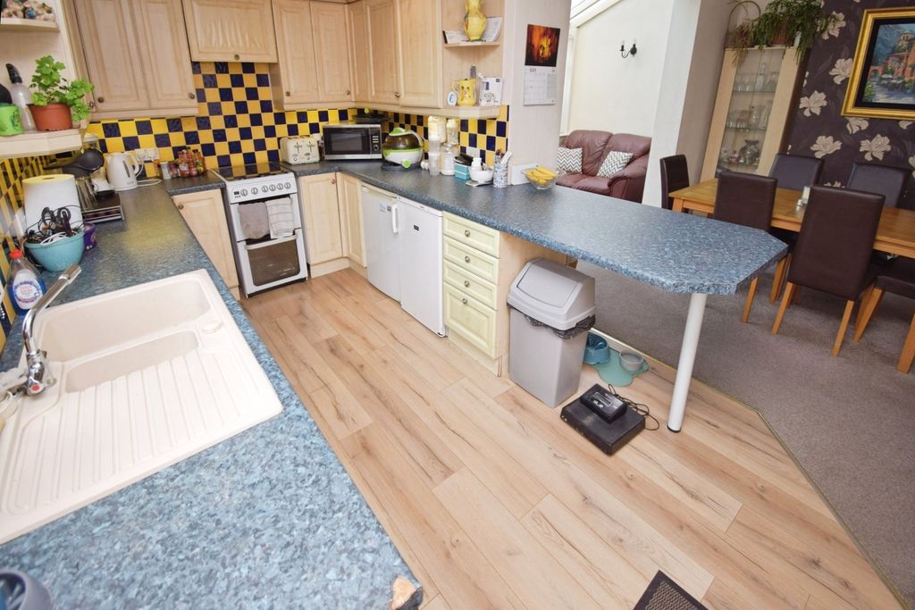 Property photo 3 of 32 Kitchen