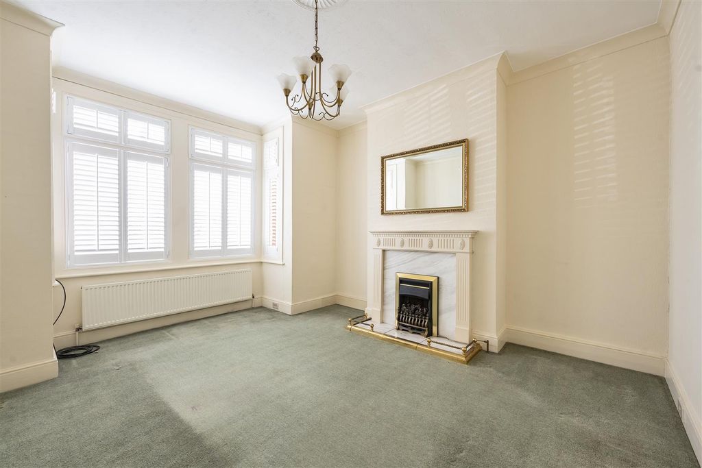 Property photo 2 of 21 Selwyn Avenue, E4