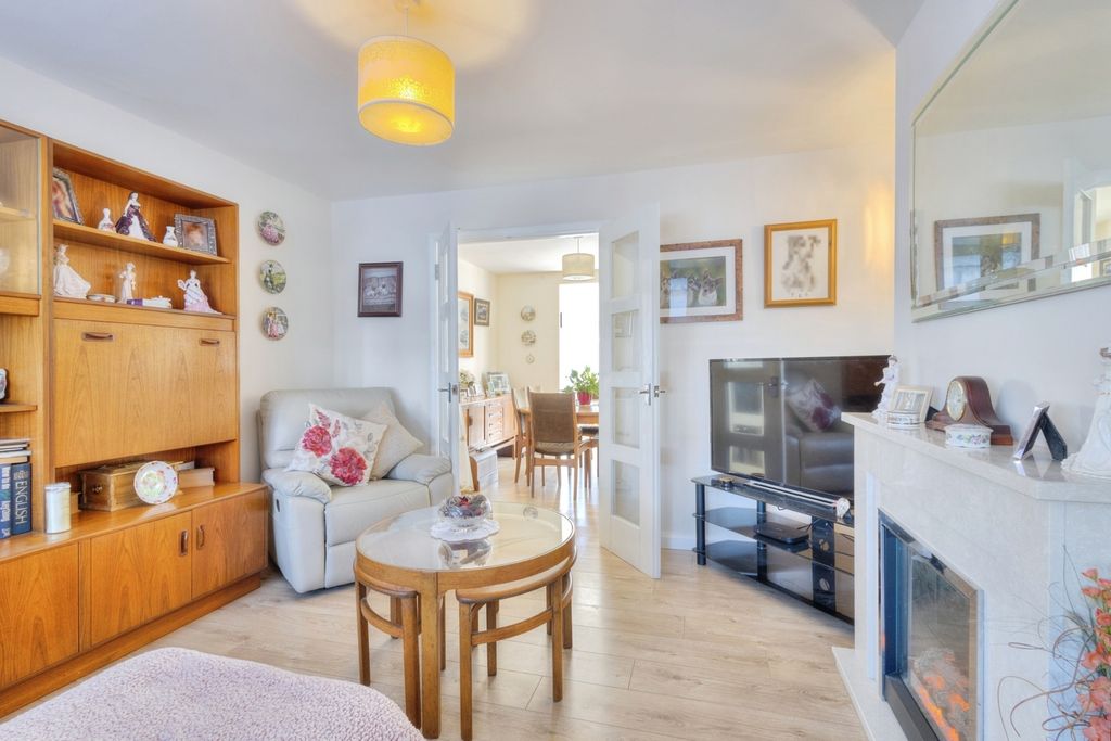 Property photo 3 of 21 Lounge