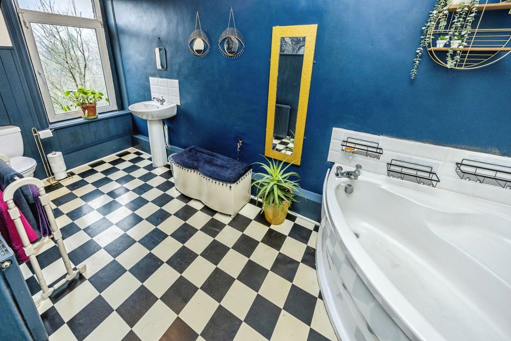 Property photo 2 of 18 Bathroom