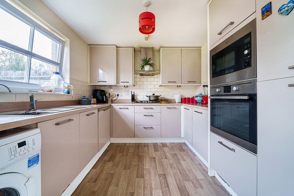 Property photo 3 of 9 Kitchen