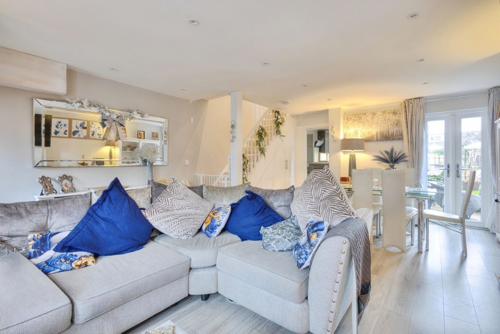 Property photo 3 of 18 Lounge