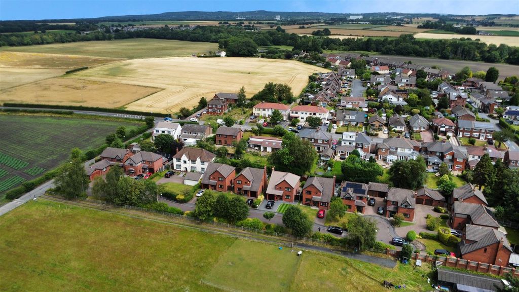Property photo 2 of 25 Tudor Close