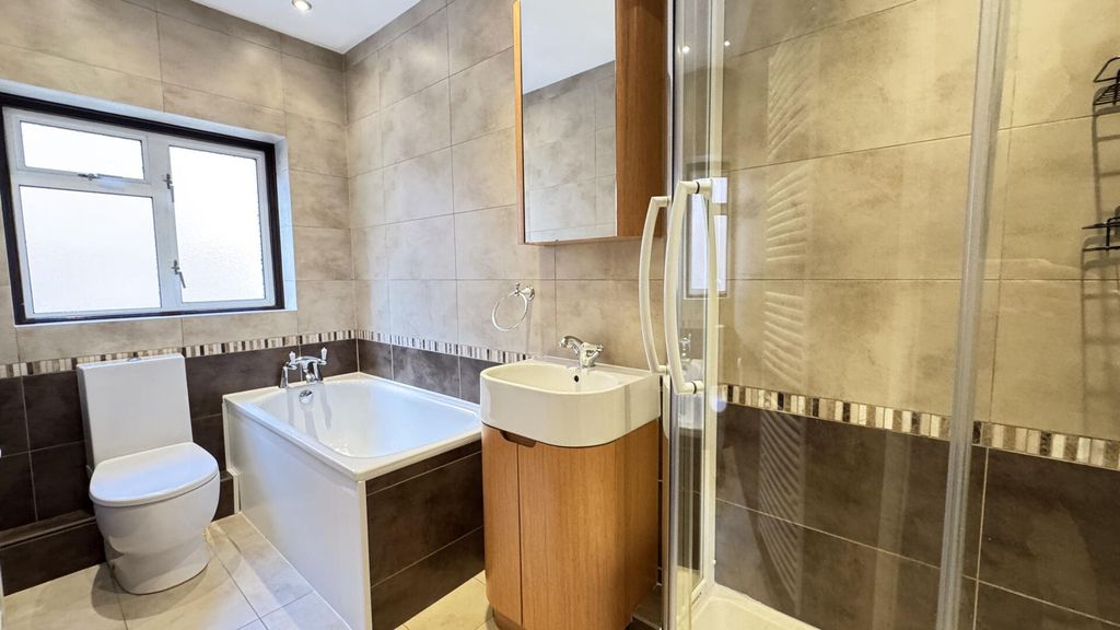 Property photo 3 of 10 Bathroom