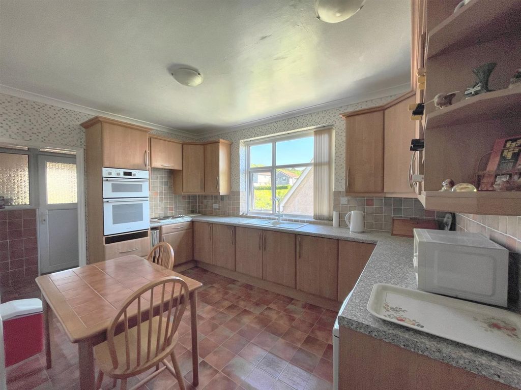 Property photo 3 of 21 Kitchen