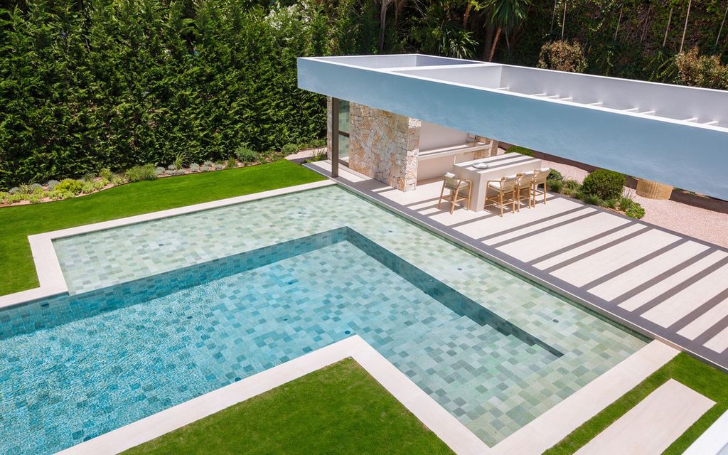 Property photo 2 of 50