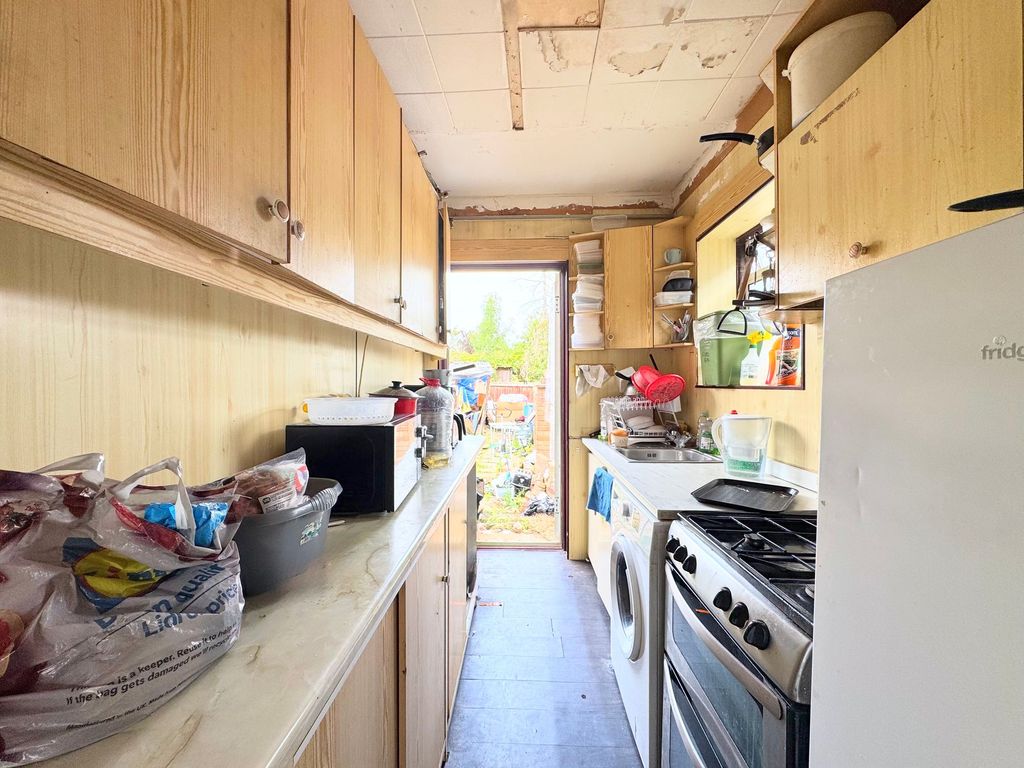 Property photo 3 of 11 Kitchen