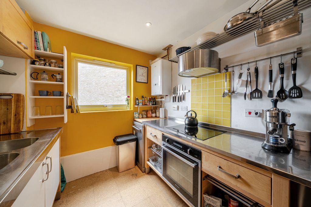 Property photo 3 of 19 Kitchen