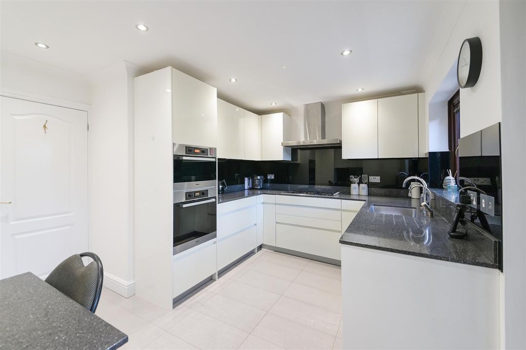 Property photo 2 of 21 Hawthorne Close,1 - (14).Jpg