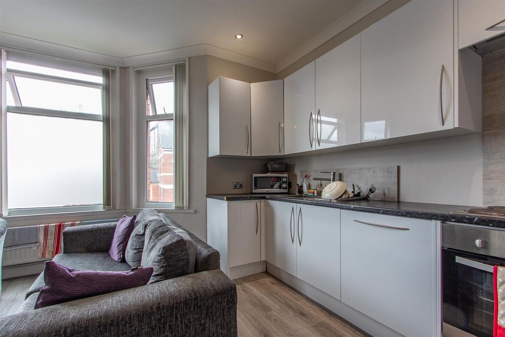 Property photo 2 of 8 Bryngwyn Road Us Lounge Kitchen (3).Jpg