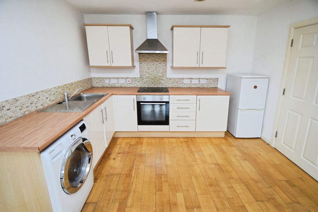 Property photo 3 of 10 7672B7Ad-Kitchen 201