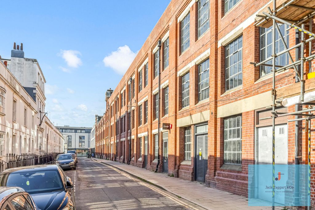 Property photo 1 of 14 Front (Exterior)