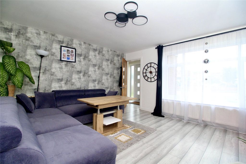 Property photo 3 of 11 Lounge